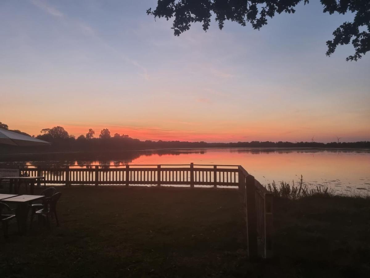 Camping Les Rives Du Lac Bois Morin 外观 照片